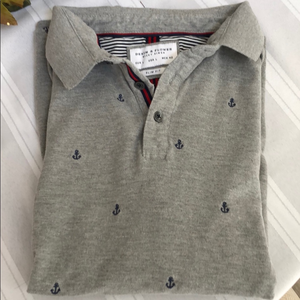 Men’s anchor polo.